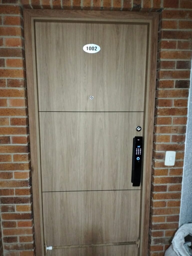 Cerradura inteligente montada sobre puerta de seguridad fabricada en Bogotá